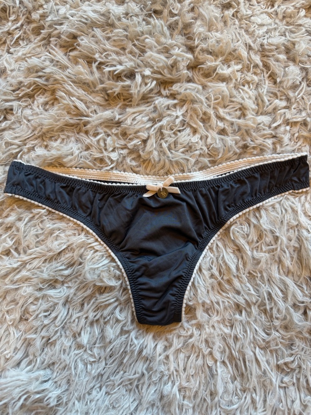 NWT VTG Rare 2009 Victoria’s Secret Gray Thong Pearl Trim Charm Velvet Bow Small